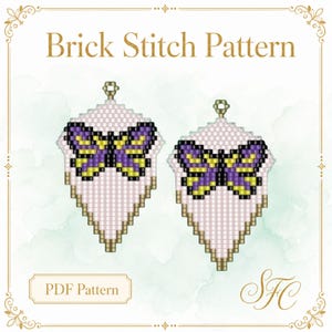 Puede incluir: Un patrón digital de puntada ladrillo con dos diseños de cuentas en forma de lágrima. Cada diseño muestra una mariposa con alas moradas y amarillas sobre un fondo rosa pálido, terminado con un pequeño lazo dorado en la parte superior.
