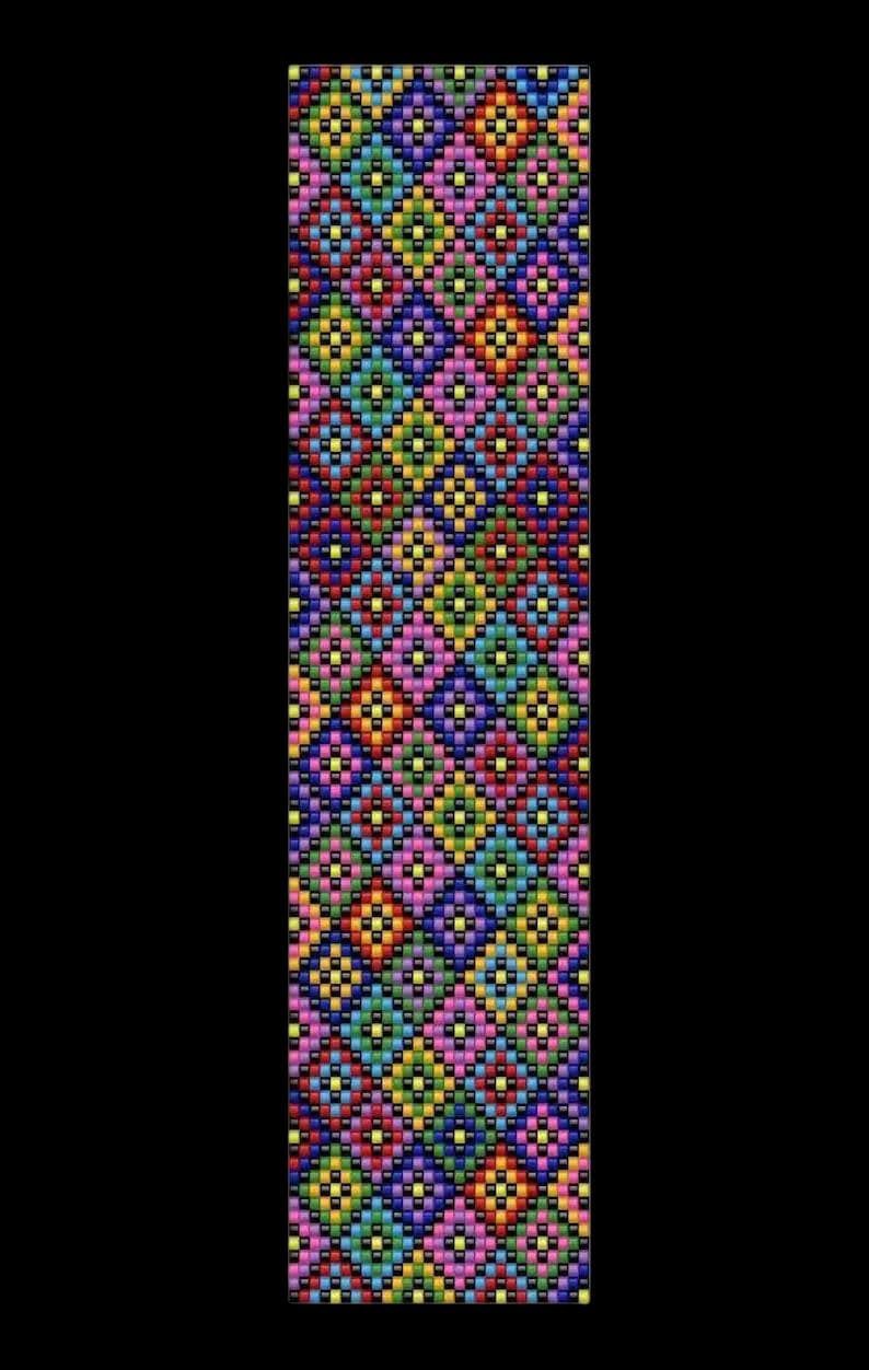 Op de afbeelding: Een rechthoekige strook kralen met een herhalend ruitpatroon in levendige kleuren zoals roze, geel, blauw, groen en oranje, waarbij elke individuele kraal zwart is omlijnd om een gestructureerd, rasterachtig geometrisch ontwerp te cre&euml;ren.