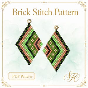 Op de afbeelding: Een digitaal Brick Stitch-patroon met twee ruitvormige ontwerpen voor kralenoorbellen. Het geometrische patroon gebruikt een kleurenpalet van zwarte, lichtgroene en perzikkleurige kralen in chevronstrepen. De tekst luidt Brick Stitch Pattern en PDF Pattern.