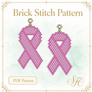 Könnte beinhalten: Ein digitales Ziegelstichmuster für zwei perlenbesetzte Anhänger in Form einer rosa Schleife. Das Design zeigt ein Gitter aus rosa Perlen, das eine Bewusstseinsschleife mit einer goldfarbenen Metallöse an der Oberseite bildet. Der Text lautet Brick Stitch Pattern und PDF Pattern.