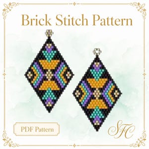 Op de afbeelding: Een digitaal Brick Stitch patroon PDF met twee ruitvormige oorbellenontwerpen. De patronen hebben een zwarte achtergrond met geometrische accenten in oranje, turquoise, paarse en crèmekleurige kralen. De tekst luidt Brick Stitch Pattern en PDF Pattern.