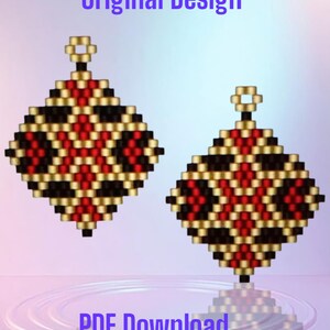Puede incluir: Un par de pendientes de cuentas con un diseño geométrico. Los pendientes son rojos, negros y dorados. Los pendientes tienen forma de diamante y tienen un pequeño bucle en la parte superior para sujetarlos a un gancho para pendientes.