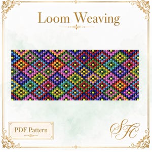 Op de afbeelding: Een rechthoekig weefpatroon als PDF met een herhalend geometrisch ruitontwerp bestaande uit kleine, veelkleurige kralen in tinten blauw, groen, geel, oranje, roze en paars, met de tekst Loom Weaving en PDF Pattern.