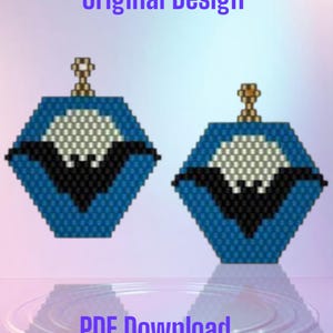 Puede incluir: Dos pendientes de cuentas con un diseño azul, negro y blanco. Los pendientes son hexagonales con una forma de murciélago en el centro. El texto "Original Design" y "PDF Download" están en la imagen.