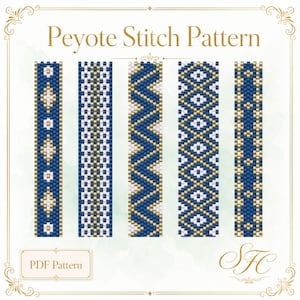 以下が含まれることがあります： 「Peyote Stitch Pattern」と題されたデジタルPDFパターン。青、白、金の幾何学模様が施された5本の縦長の帯が並んでいます。パターンには、ダイヤモンド型、シェブロン型、チェック柄のモチーフが繰り返し配置されています。