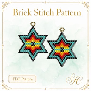 Puede incluir: Un patrón digital Brick Stitch Pattern PDF que muestra dos diseños de estrellas de seis puntas hechas de cuentas en negro, turquesa, rojo, naranja y amarillo. Cada estrella tiene un pequeño lazo en la parte superior. El texto Brick Stitch Pattern y PDF Pattern es visible.