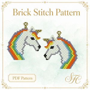Puede incluir: Un patrón PDF Brick Stitch que muestra dos cabezas de unicornio hechas con cuentas blancas, de colores arcoíris y doradas. Cada cabeza de unicornio tiene un pequeño lazo de metal dorado en la parte superior. El texto Brick Stitch Pattern y PDF Pattern es visible.