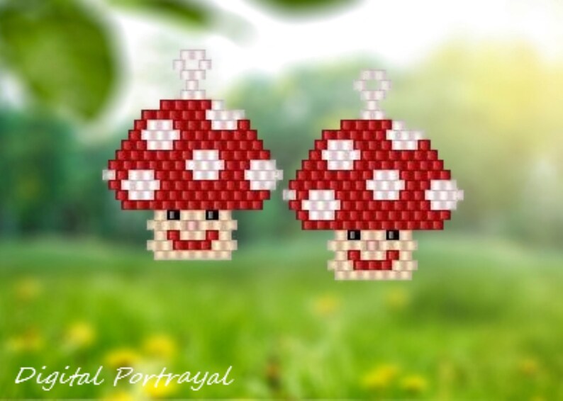 Puede incluir: Dos dijes con forma de hongo hechos de peque&ntilde;as cuentas cuadradas. Cada hongo presenta un sombrero rojo con puntos blancos, un tallo beige y una cara sonriente con ojos negros y boca roja. Un peque&ntilde;o lazo blanco est&aacute; unido a la parte superior de cada sombrero.