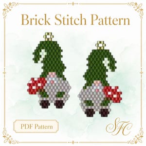 Puede incluir: Un patrón digital de punto ladrillo en PDF con dos diseños de gnomos. Cada gnomo tiene un gorro alto verde oscuro, cuerpo gris claro, pies marrón oscuro y sostiene una seta roja con puntos blancos. Un pequeño aro dorado corona cada gorro.