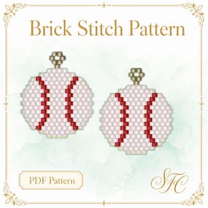 Könnte beinhalten: Ein Brick Stitch Pattern PDF-Dokument mit zwei kreisförmigen Baseball-Motiven aus weißen und roten Perlen. Der Text Brick Stitch Pattern steht oben, und PDF Pattern befindet sich in einem Kasten unten links. Das Logo SFC ist unten rechts zu sehen.