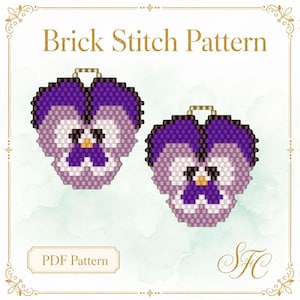 Peut inclure: Un modèle PDF Brick Stitch représentant deux fleurs de pensée créées avec des perles violettes, lavande, blanches et jaunes. L'image affiche le texte Brick Stitch Pattern et PDF Pattern avec une bordure dorée et les initiales SFC.
