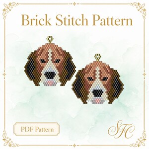 Op de afbeelding: Een digitaal Brick Stitch-patroon met twee gepixelde beagle-hondenkoppen in bruine, zwarte, witte en roze tinten. Elke hondenkop heeft een kleine gouden ring aan de bovenkant. De tekst Brick Stitch Pattern en PDF Pattern is zichtbaar.
