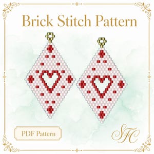 Puede incluir: Un patrón digital de puntada ladrillo con dos diseños de pendientes de cuentas en forma de diamante sobre fondo blanco con motivos de corazones rojos. El texto Brick Stitch Pattern y PDF Pattern es visible junto a anillas doradas.