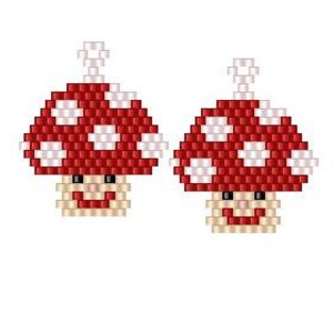 Puede incluir: Un par de pendientes de cuentas con forma de seta, con sombrero rojo de puntos blancos y tallo beige. Cada seta tiene una cara sonriente con ojos negros y boca roja, construida con peque&ntilde;as cuentas cuadradas y una anilla en la parte superior.