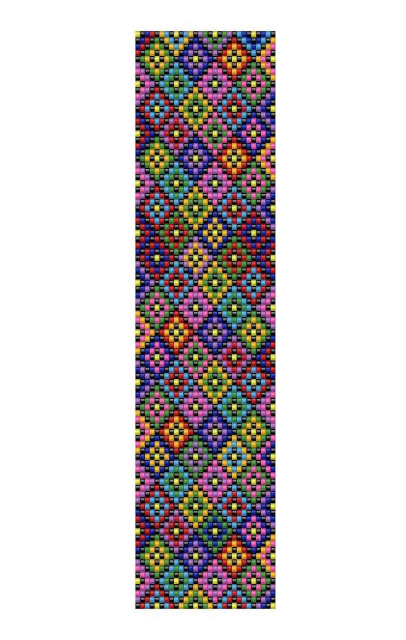 Op de afbeelding: Een rechthoekige strook van kralen met een herhalend ruitpatroon. Het ontwerp bestaat uit kleine, levendige kralen in de kleuren blauw, groen, geel, oranje, roze en paars, omlijnd door een consistent raster van zwarte kralen over het hele stuk.