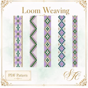 Op de afbeelding: Een PDF-patroon voor weefgetouw weven met vijf verticale stroken met geometrische ontwerpen in tinten lavendel, bosgroen, wit en metallic goud. De tekst "Loom Weaving" staat bovenaan en "PDF Pattern" staat in de linkerbenedenhoek.