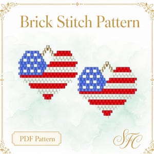 Op de afbeelding: Een digitaal PDF-patroon getiteld Brick Stitch Pattern met twee hartvormige ontwerpen. Elk hart is samengesteld uit kleine rode, witte en blauwe kralen, gerangschikt als de Amerikaanse vlag. Bovenop elk hart bevindt zich een kleine gouden lus.