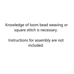 Op de afbeelding: Een witte digitale afbeelding met zwarte tekst die luidt: Knowledge of loom bead weaving or square stitch is necessary. Instructions for assembly are not included. De tekst is gecentreerd en weergegeven in een duidelijk schreefloos lettertype.