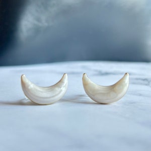 weiße Mondlicht Ohrclips ohne Piercing Halbmond Ohrclips keine Ohrlöcher, hypoallergene unsichtbare Clips, Geschenk für Sie, zeitloser Stil