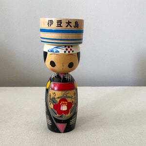 Japońska lalka Kokeshi, zabytkowa lalka z toczonego drewna, ręcznie malowana figurka, pamiątka Izu Oshima