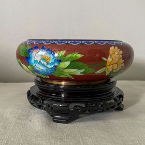 Chinesische Cloisonne Schüssel mit Geschnitztem Holzständer, Vintage Chinoiserie, 18 cm