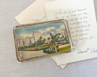 Presse-papiers en verre des années 40 avec carte postale en lin, parc et hôtels de Miami Bayfront vintage, souvenir de Floride