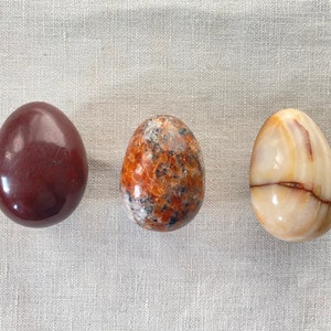 Mookaitedecor Natural Ocean Japser Crystal Egg Decor, Polished Geode Stone Egg With Acrylic Stand For Easter Home Tabletop Display, 48-70 Mm High, 100-200g