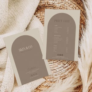 Puede incluir: Dos tarjetas de lista de precios de belleza y cuidado de la piel Skin & Co beige y marrón. Las tarjetas tienen un diseño de arco redondeado. Una tarjeta dice "Price List" y enumera los servicios. La otra tarjeta dice "Skin & Co" y "Contact us".