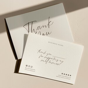 Puede incluir: Dos tarjetas de agradecimiento blancas con escritura negra. Una tarjeta dice "Thank you" y la otra dice "thank you for supporting my small business!" con iconos de redes sociales y una dirección web.