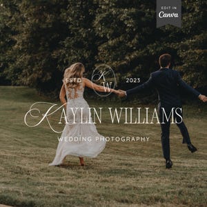Puede incluir: Un logotipo de fotografía de bodas con los nombres "Kaylin Williams" en escritura elegante y "Wedding Photography" debajo. La imagen muestra a una pareja tomados de la mano, caminando sobre un campo de hierba. El logotipo incluye las iniciales "KW" y el año 2023.