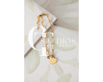 Maqueta de pulsera de cadena con clip de papel y corazón pequeño de pino monarca 1, maqueta de joyería, maqueta de foto de stock estilizada, objeto inteligente PSD + archivo jpg