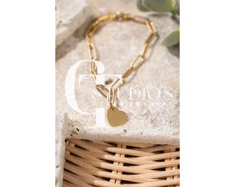 Maqueta de pulsera de cadena con clip de papel y corazón pequeño de pino monarca 3, maqueta de joyería, maqueta de foto de stock estilizada, objeto inteligente PSD + archivo jpg