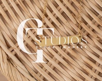 Maqueta de collar de barra horizontal mediana de pino monarca 1, maqueta de joyería, maqueta de foto de stock estilizada, objeto inteligente PSD + archivo jpg