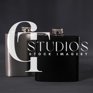 Puede incluir: Dos matraces de cadera plateados, uno negro y otro plateado, con un logotipo blanco que dice "Studios Stock Imagery".