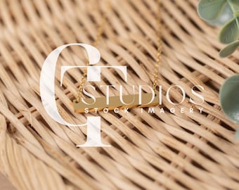 Maqueta de collar de barra horizontal mediana de pino monarca 1, maqueta de joyería, maqueta de foto de stock estilizada, objeto inteligente PSD + archivo jpg