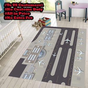 Puede incluir: Una alfombra de juego rectangular para niños con diseño de aeropuerto. La alfombra presenta una pista, ilustraciones de aviones y edificios de aeropuerto en tonos grises, marrones y azules. El texto en la imagen dice: "//To US Customers// #No Customs Duty #All in Price #No Extra Fee."