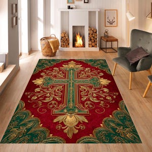 Puede incluir: Una alfombra rectangular con un diseño de cruz central. La alfombra presenta un fondo rojo intenso con una gran cruz verde y dorada. La cruz está rodeada de patrones florales dorados ornamentados. La alfombra tiene un borde verde con detalles dorados.
