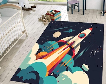 Puede incluir: Una alfombra rectangular con un diseño espacial que muestra un cohete blanco despegando hacia un cielo azul oscuro lleno de estrellas, un planeta y grandes nubes estilizadas en tonos turquesa, naranja y crema.