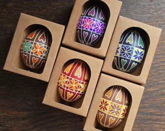 Huevo de Pascua (1 unidad). Arte tradicional de cera. Huevo de gallina pintado a mano. Obra de arte ucraniana. Decoración para el hogar. Arte original.