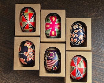 Huevo de Pascua (1 unidad). Arte tradicional de cera. Huevo de gallina pintado a mano. Obra de arte ucraniana. Decoración para el hogar. Arte original.