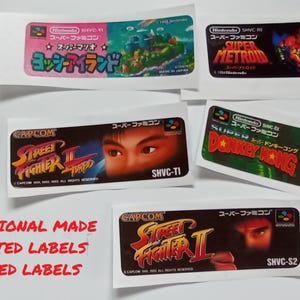 Puede incluir: Un conjunto de etiquetas laminadas de videojuegos con títulos como Super Mario World, Super Metroid, Street Fighter II y Donkey Kong. Las etiquetas están precortadas y son de fabricación profesional.