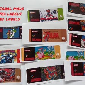 Op de afbeelding: Een verzameling Super Nintendo-gametiketten met verschillende speltitels en kleurrijke graphics. De rechthoekige labels hebben een witte rand en zijn voorgesneden. Tekst op de labels bevat speltitels en het Nintendo-logo. De tekst "PROFESSIONEEL GEMAAKT - GELAMINEERDE LABELS - VOORGESNEDEN LABELS" is zichtbaar.