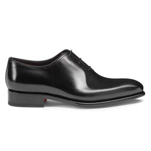 Op de afbeelding: Zwarte leren veterschoenen met een spitse neus en een gepolijste afwerking.