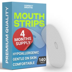 Op de afbeelding: Een blauwe doos met mondstrips met de tekst "MOUTH STRIPS" in neon groen. De doos vermeldt ook "4 MONTHS SUPPLY", "HYPOALLERGENIC", "GENTLE ON SKIN" en "COMFORTABLE". Bevat 140 strips.