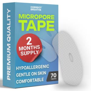 以下が含まれることがあります： 「2 Months Supply」の文字が入った青い箱のMicropore Tape。箱には「Hypoallergenic, Gentle on Skin, Comfortable」の文字も入っています。箱には70本のテープが入っています。箱の横には1本のテープが表示されています。