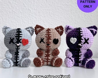 Peut inclure: Trois ours en peluche crochetés à la main, gris, marron et violet, avec des détails cousus et des cœurs. Les ours ont des yeux en forme de X et sont assis sur une surface blanche. Le texte sur l'image dit "PDF PATTERN ONLY" et "So many color options!"