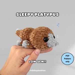 眠そうなカモノハシのかぎ針編みパターン | 小さな横たわるカモノハシのパターン | Low Sew | Didisplushies