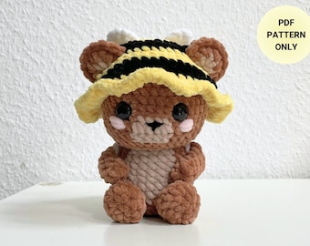 Baby Bär Häkelanleitung | Waldtiere | süßer Bär mit Bienen-Eimer-Hut und Rucksack | Anleitung für Fortgeschrittene | DidisPlüschtiere