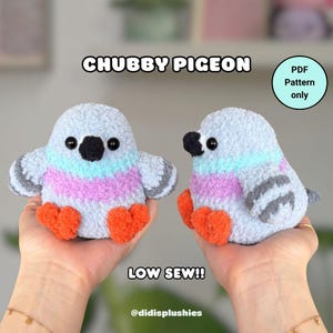 Könnte beinhalten: Zwei kuschelige, pummelige Taubenspielzeuge. Die Vögel sind hellblau mit einer rosa und blauen Brust, grauen Flügeln und orangefarbenen Füßen. Der Text "CHUBBY PIGEON" und "LOW SEW!!" werden angezeigt. Ein Kreis mit dem Text "PDF Pattern only" ist ebenfalls sichtbar.