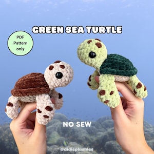 Op de afbeelding: Twee gehaakte zeeschildpad knuffels met grote zwarte ogen. De ene heeft een lichtbeige lichaam met bruine vlekken en een donkerbruin schild, de andere een lichtgroen lichaam met bruine vlekken en een donkergroen schild. Tekst: GREEN SEA TURTLE, PDF Pattern only, NO SEW.